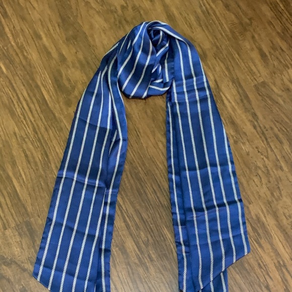 Banana Republic Strip oblong scarf - Picture 2 of 11